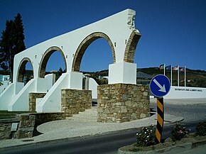 Vestígios de um antigo aqueduto em arcadas, que conduzia a água ao chafariz para abastecimento da vila