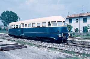 Prima e dopo le trasformazioni: Foto superiore: l'automotrice FS Aln 56.4001 nell’estate 1939 durante una corsa di prova in sosta nella stazione di Sestri Levante Foto centrale: l'automotrice FMP ALn 72.403 a Brescia nel 1961. Foto inferiore: Rimorchiata CD 351 della Società Veneta a Piove di Sacco nel 1975