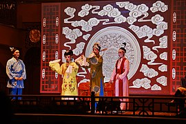 Scène d'un « opéra des fleurs et tambours » : Chángshā huāgǔxì.