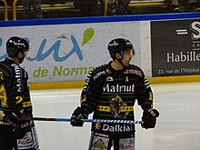 Photographie de François-Pierre Guénette avec le maillot noir de Rouen