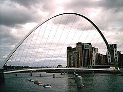 El puente cuando había automóviles en el río Tyne como parte de Artwork