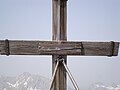 Das Gipfelkreuz des Hohen Bretts, im Hintergrund der Hochkalter (2608 m).