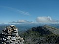 Der Gipfelcairn des Gleouraich, Blick nach Osten über den Grat zum Spidean Mialach