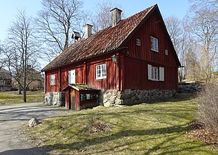 "Klockbyggningen", var före 1750-talet Östra Hallundas manbyggnad.