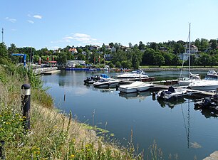 Islingeviken med södra Islinge i fonden.