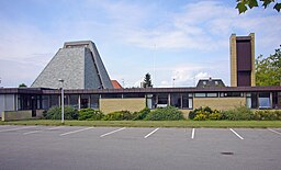 Kyrkan med klockstapel