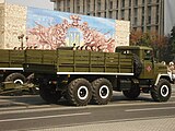 КрАЗ-6322, буксирующий артиллерийское орудие во время военного парада в День независимости в Киеве, 2008 год