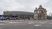 The arc that now remains of the old station, with the sculpture Zeitgeist by Richard Kissling on top, with the new station frontage behind