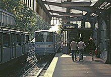 Croisement de deux rames de métro dans une station de la section aérienne de la ligne