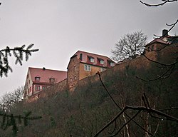 Die Bischöfliche Amtskellerei von der Talstraße aus. Von links nach rechts: Amtshaus, Schaffnerhaus und Aussichtspavillon