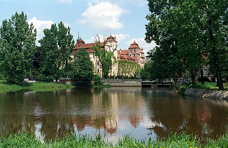 Вид замка с водоемом