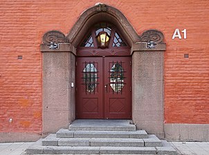 Entréportal mot skolgården.