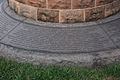 Photo agrandie de la base élargie du monument, composé d'inscriptions noires sur fond gris.