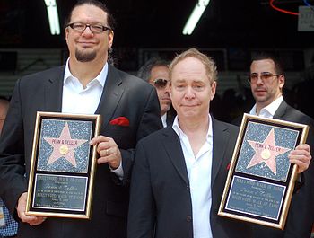 Penn & Teller na cerimônia da Calçada da Fama de Hollywood em abril de 2013