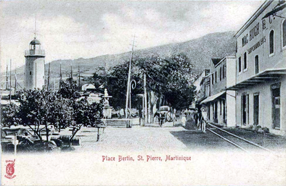 Le phare-sémaphore et la fontaine Agnès au centre de la place Bertin et la rue Bouillé.