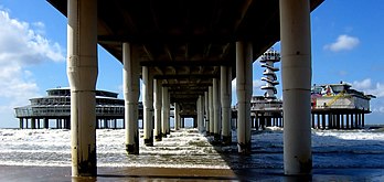 Quais sur la plage de Scheveningen, à La Haye (Pays-Bas). (définition réelle 2 259 × 1 073*)