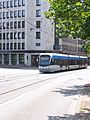 Saarbrücker Stadtbahnwagen 1005 als Linie 1 Richtung Riegelsberg-Süd zwischen den Haltestellen Kaiserstraße und Hauptbahnhof vor der Saarländischen Landesbank (SaarLB)