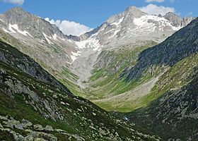 Vue du Witenalpstock (à gauche) depuis le val Strem, l'Oberalpstock à droite.