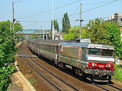 La BB 15051 en tête d'une rame Corail.