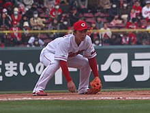 三塁守備に就く堂林（2019年3月12日マツダスタジアムにて）