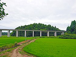 酒蔵城跡（手前の道路は圏央道千葉区間）