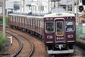 甲東園駅に入線する、当線の主力車両5000系