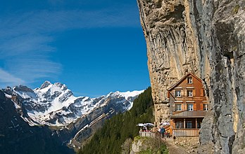 Albergue e restaurante Aescher a 1 454 metros de altitude no caminho para as cavernas de Wildkirchli, semicantão de Appenzell Interior, Suíça. A pousada está construída em um penhasco do maciço Alpstein e esta vista de sua fachada principal é particularmente famosa. (definição 4 320 × 2 732)