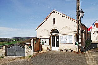 Mairie devant la vallée de la Tille et le village du Meix.