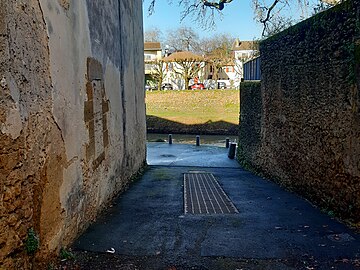 Cale du Commerce donnant sur le quai de la Midouze. Sur la rive opposée, chemin de halage (partie basse) et quai de Silguy (partie haute) dans le quartier de Saint-Jean-d'Août