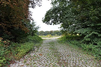 Entrée du parking des Officiels et des Propriétaires, désormais disparue sous une butte de terre.