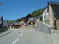 À Garin, la bifurcation entre la route classique (D618) et la variante (D76) passant par d’autres villages.