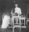La grande-duchesse Anastasia Nikolaïevna prenant l'un des premiers autoportraits d'adolescentes à l'aide d'un miroir et d'un boîtier Brownie, envoyé à un ami en 1914.