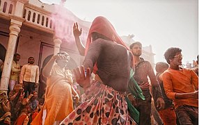 Une femme portant le ghoonghat, le voile traditionnel nord-indien, dansant en public lors de réjouissances à Nandgaon.