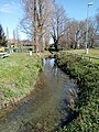 L'eau du lac se déversant via un ruisseau