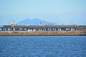 筑波山をバックに鹿島線を走るE257系電車 （2023年1月 十二橋駅）