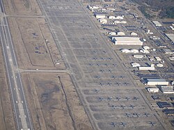 Entrén till Little Rock Air Force Base med uppställd C-130 Hercules (som användes vid Saigons fall) samt flygplatsens uppställningsplats med stort antal C-130 i aktiv tjänst.