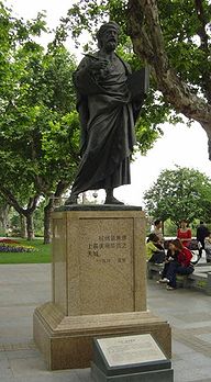 Statue de Marco Polo à Hangzhou (Chine). (définition réelle 353 × 640*)