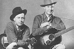 Bill Monroe (vas.) veljensä Charlien kanssa