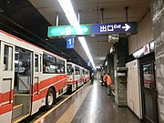 抵達立堂站的8000形無軌道電車