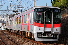 6009編成。6009号（Mc3）の前面に貫通幌枠と電気連結栓が設けられている。