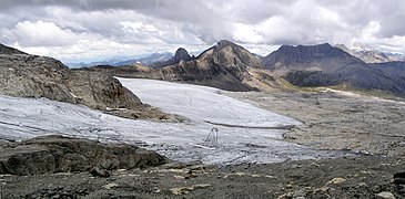 Le glacier et les remontées mécaniques.