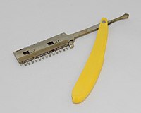 A straight razor that uses exchangeable blades (shavette) with a protective guard