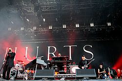 Hurts esiintymässä Rock im Park Festivaleilla, Nürnbergissä, Saksassa kesällä 2013.