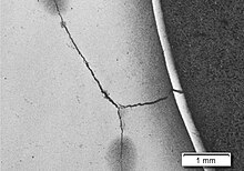 Bild 4: Rissbildung durch starken Schleifbrand mit Neuhärtezonen und Anlasszonen, metallografischer Querschliff (Quelle imq)