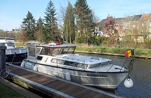 Bateau de plaisance sur la Dendre à Grammont (Belgique)