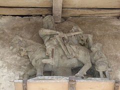 Statue de saint Martin au-dessus de la porte d'entrée.