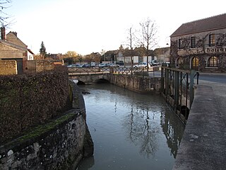 Douves et vanne au départ de l'ancien lit du Loing, Boulevard de la République.