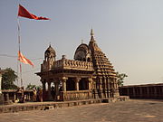 All'interno del tempio yogini, Bhedaghat, Jabalpur; il santuario centrale con shikhara è di data successiva.