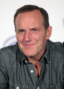 Clark Gregg interprète l'agent et directeur Phil Coulson / Sarge / LMD Philip J.Coulson