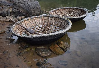 Deux coracles à proximité des chutes de Shivanasamudram, dans l'État indien du Karnataka. (définition réelle 2 616 × 1 796)